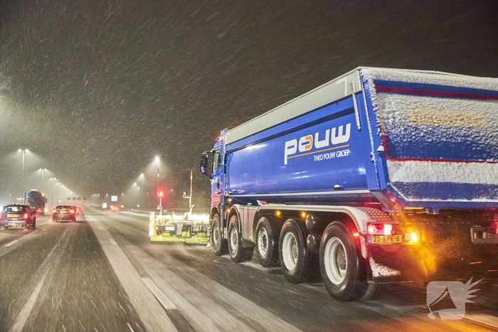 Gladde wegen door sneeuw knooppunt Eemnes