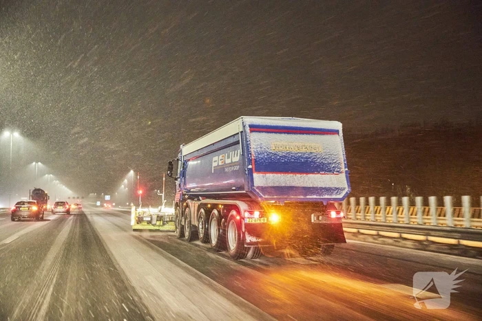 Gladde wegen door sneeuw knooppunt Eemnes