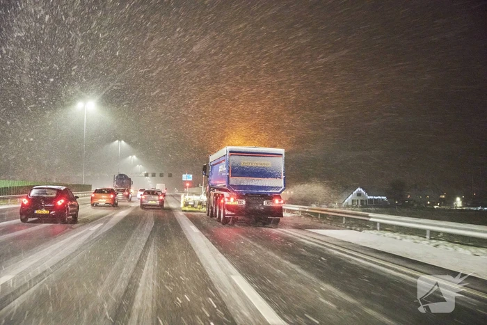 Gladde wegen door sneeuw knooppunt Eemnes