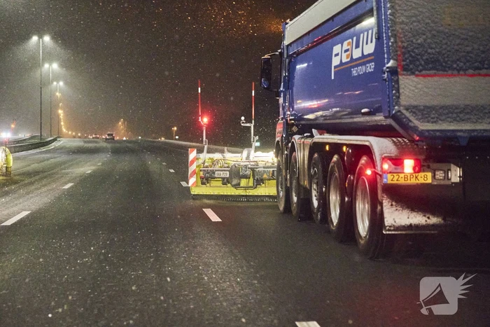 Gladde wegen door sneeuw knooppunt Eemnes