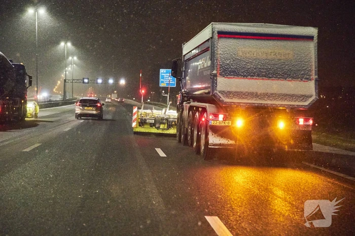 Gladde wegen door sneeuw knooppunt Eemnes
