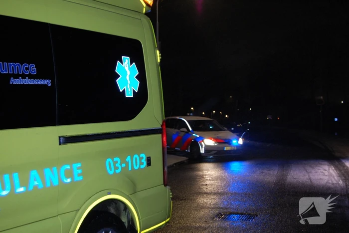 Fietser botst op stilstaande bestelbus
