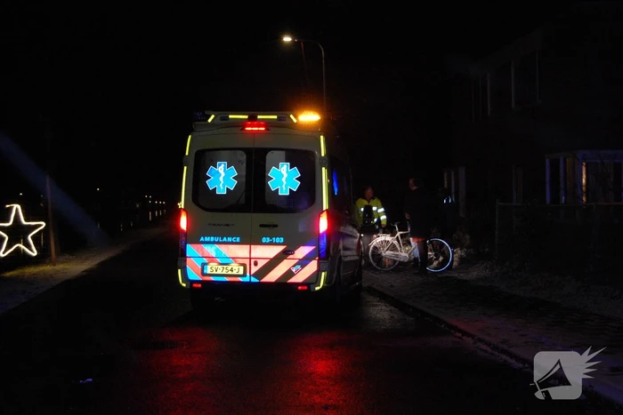 Fietser botst op stilstaande bestelbus
