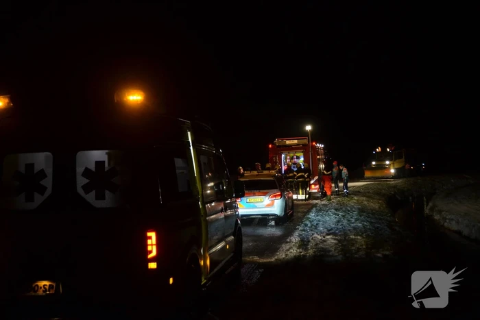 Auto glijdt van de weg en belandt op de kop in sloot
