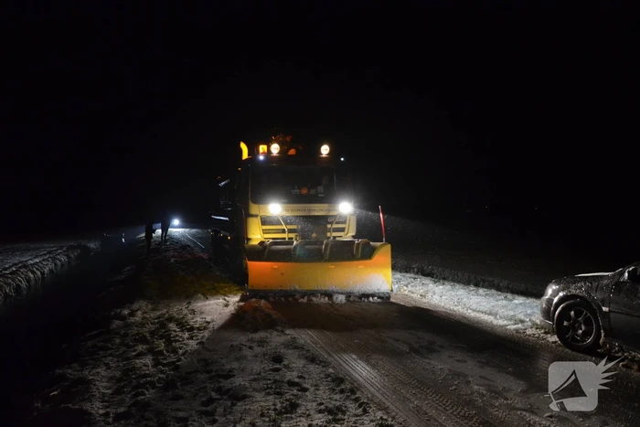 Auto glijdt van de weg en belandt op de kop in sloot