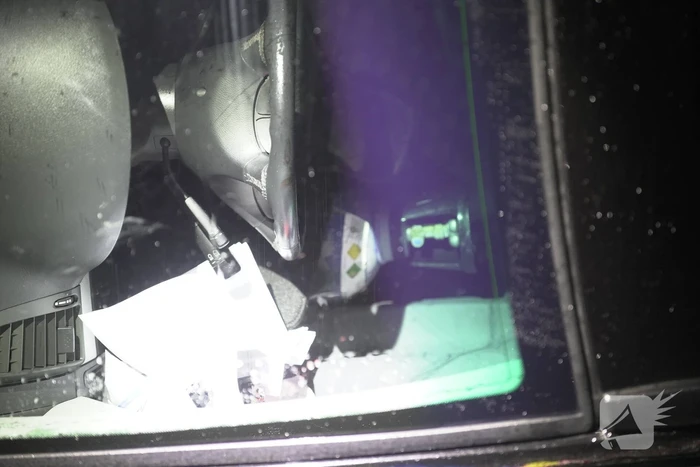 Busje knalt op auto en eindigt op zijkant