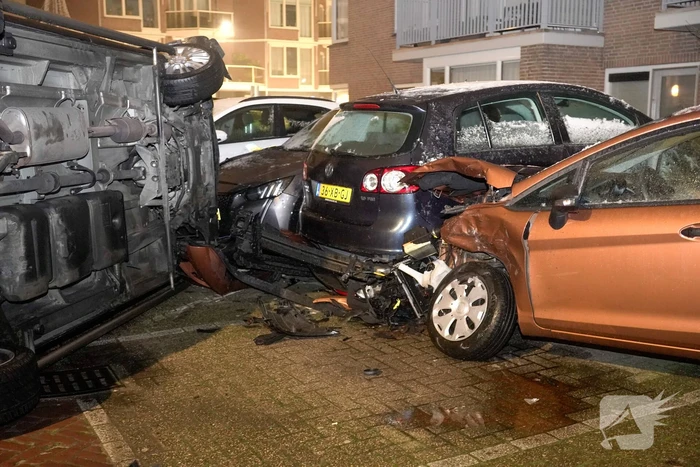Busje knalt op auto en eindigt op zijkant
