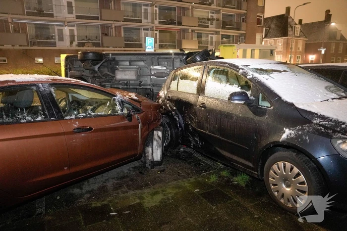 Busje knalt op auto en eindigt op zijkant