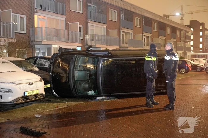 Busje knalt op auto en eindigt op zijkant