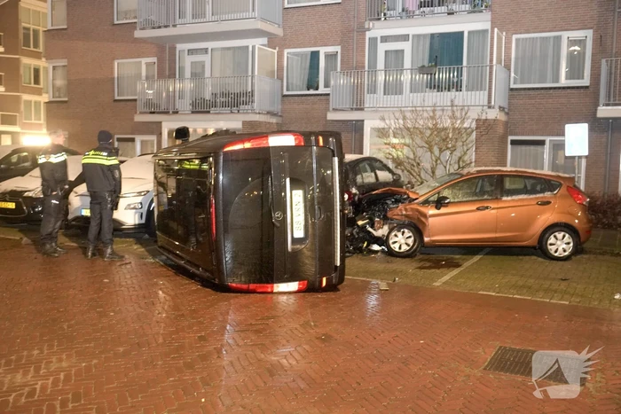 Busje knalt op auto en eindigt op zijkant
