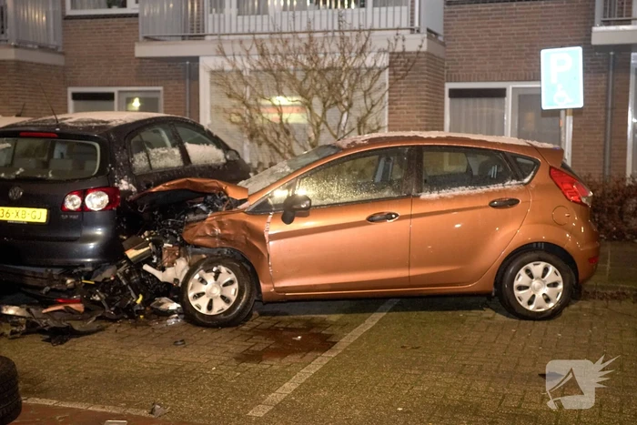 Busje knalt op auto en eindigt op zijkant