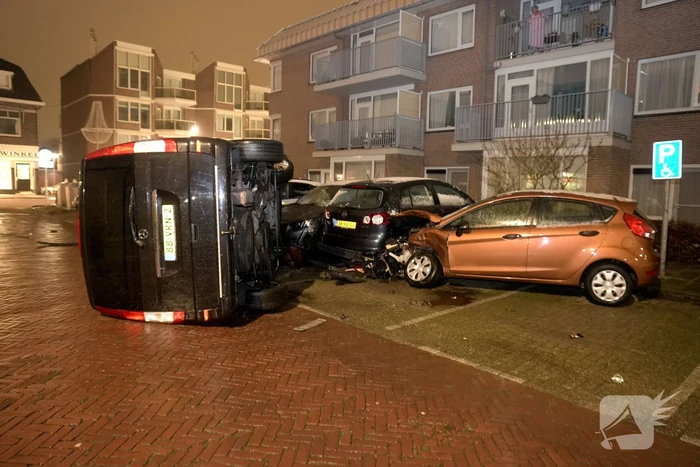 Busje knalt op auto en eindigt op zijkant