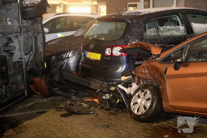 Busje knalt op auto en eindigt op zijkant