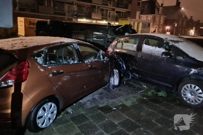 Busje knalt op auto en eindigt op zijkant