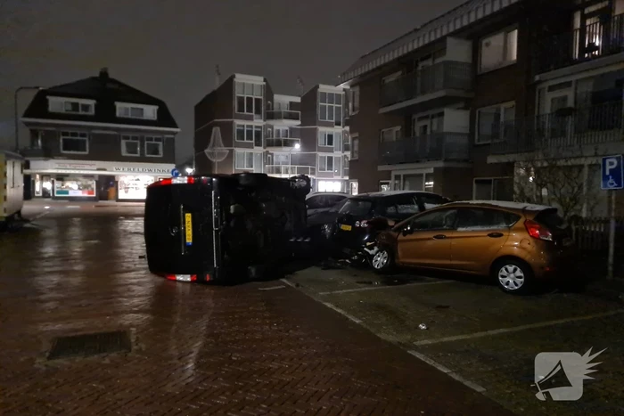 Busje knalt op auto en eindigt op zijkant