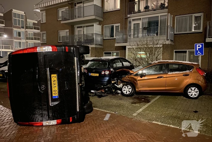 Busje knalt op auto en eindigt op zijkant