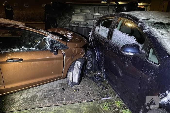 Busje knalt op auto en eindigt op zijkant