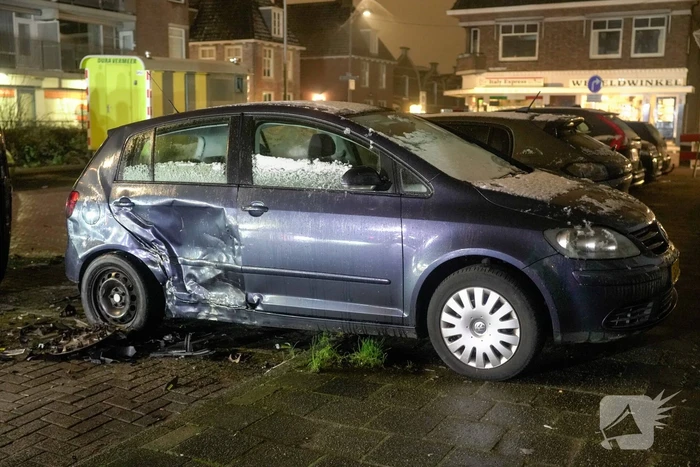 Busje knalt op auto en eindigt op zijkant