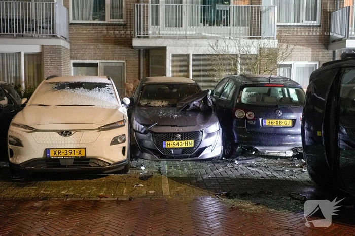 Busje knalt op auto en eindigt op zijkant