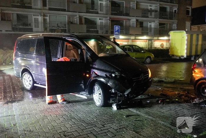 Busje knalt op auto en eindigt op zijkant