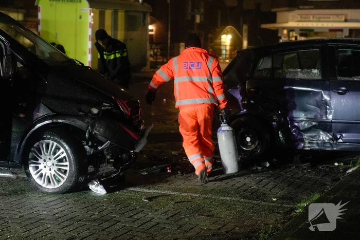 Busje knalt op auto en eindigt op zijkant