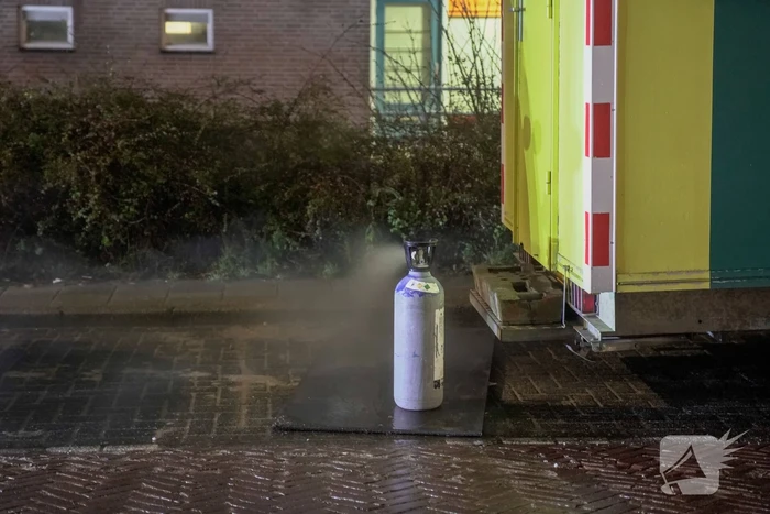 Busje knalt op auto en eindigt op zijkant