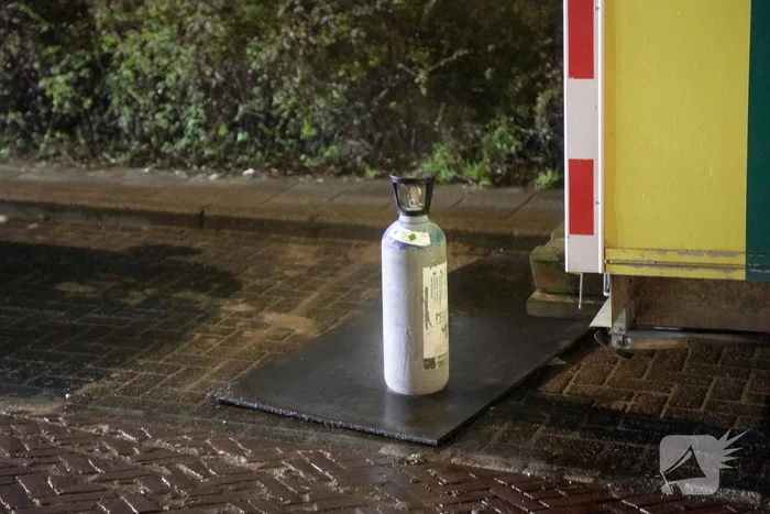 Busje knalt op auto en eindigt op zijkant