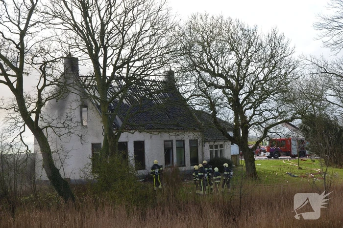 Veel rook bij dakbrand in een voormalige boerderij