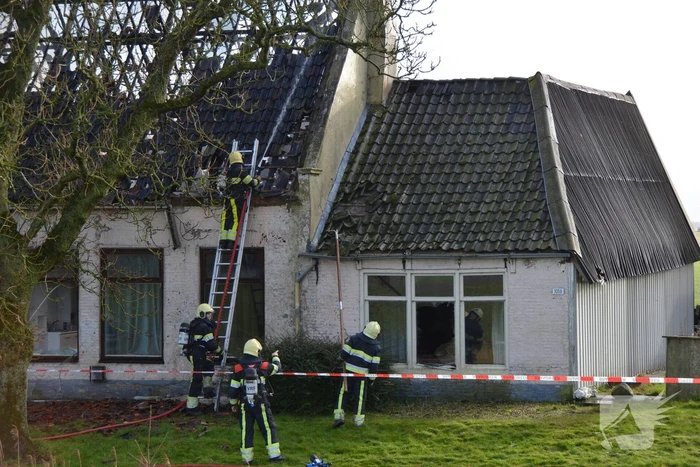 Veel rook bij dakbrand in een voormalige boerderij