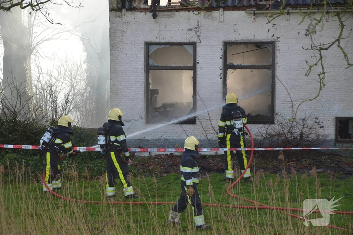 Veel rook bij dakbrand in een voormalige boerderij
