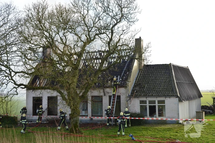 Veel rook bij dakbrand in een voormalige boerderij