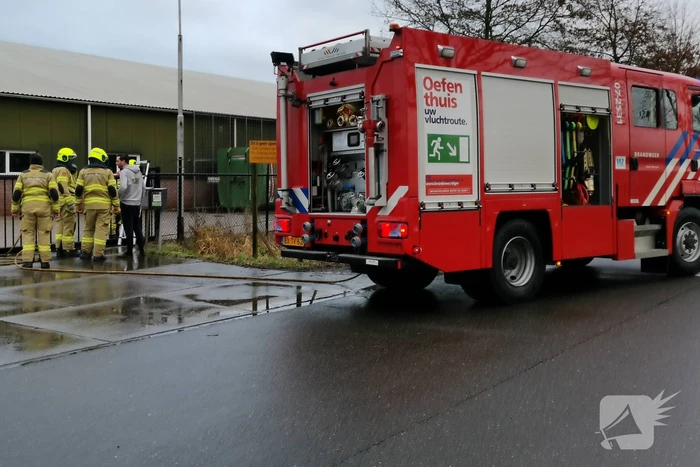 Brandweer blust afval brand bij Recquipment ICT Recycling
