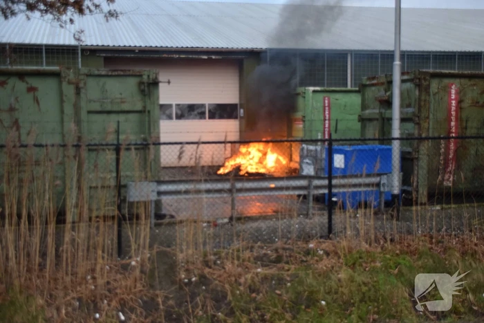 Brandweer blust afval brand bij Recquipment ICT Recycling