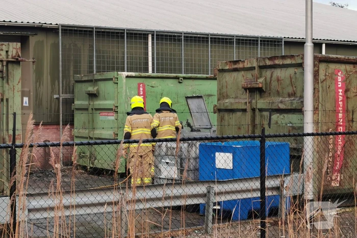 Brandweer blust afval brand bij Recquipment ICT Recycling
