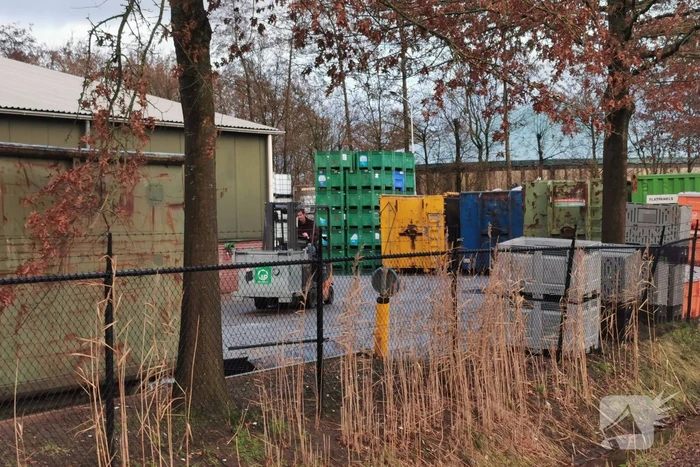 Brandweer blust afval brand bij Recquipment ICT Recycling
