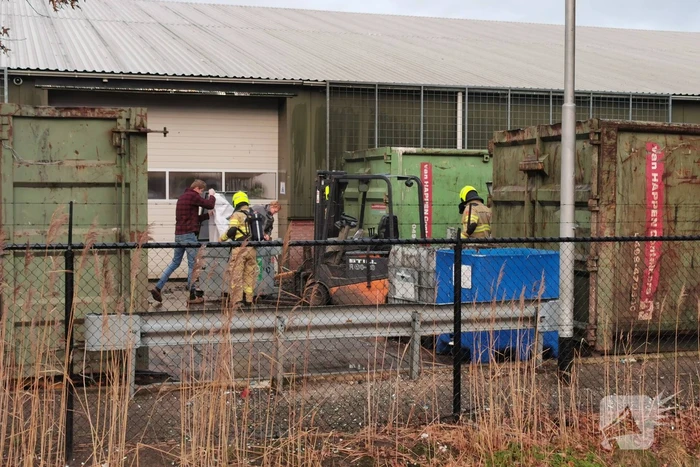 Brandweer blust afval brand bij Recquipment ICT Recycling