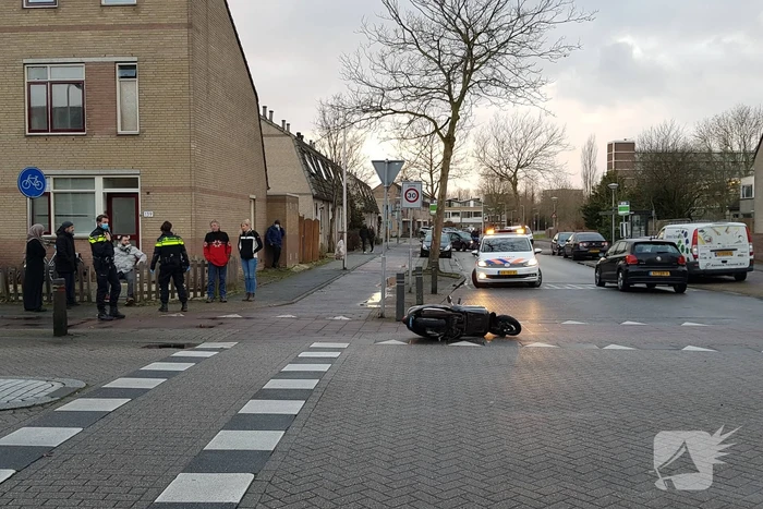Personenauto en scooter met elkaar in aanrijding