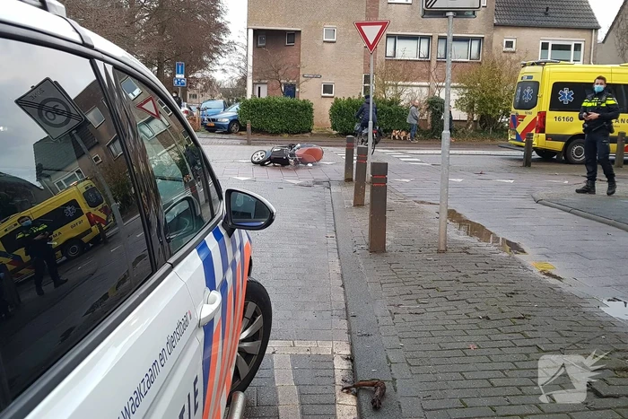 Personenauto en scooter met elkaar in aanrijding