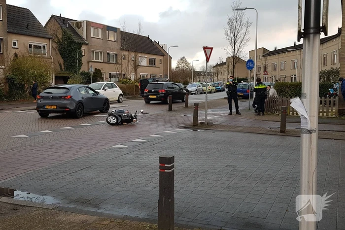 Personenauto en scooter met elkaar in aanrijding