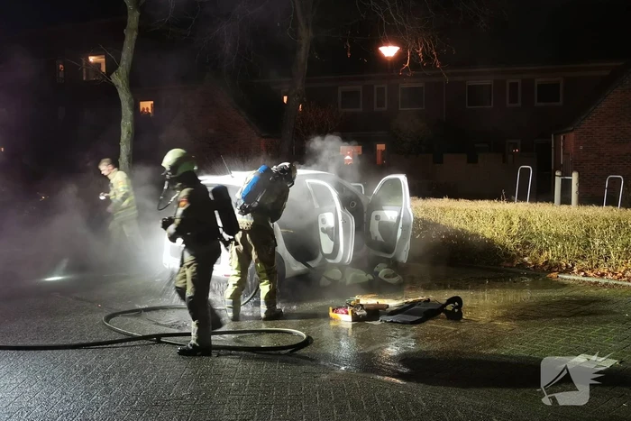 Veel rook na brand in personenauto