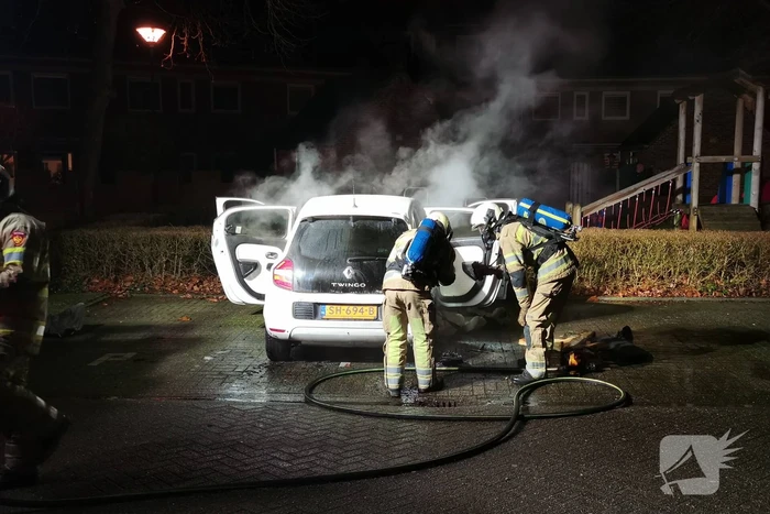 Veel rook na brand in personenauto