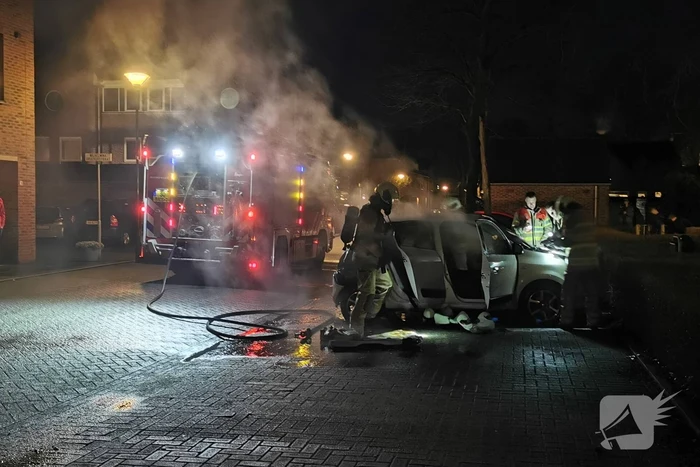 Veel rook na brand in personenauto