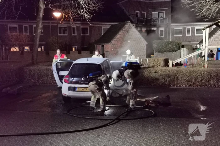 Veel rook na brand in personenauto