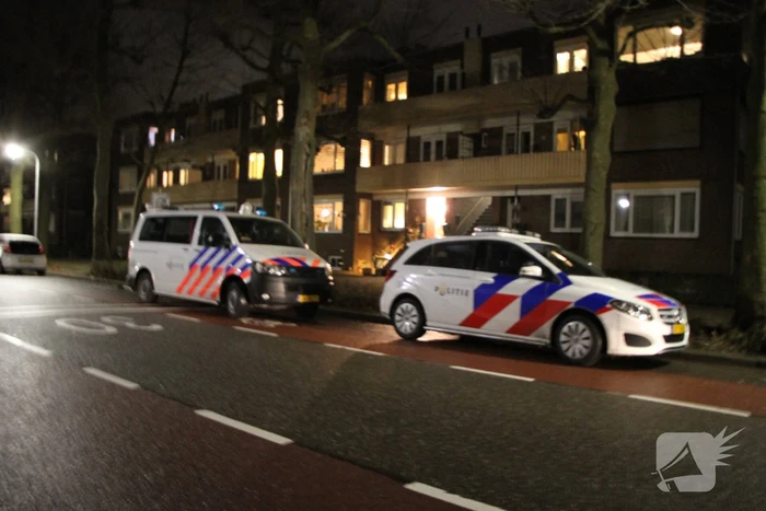 Politie valt woning binnen