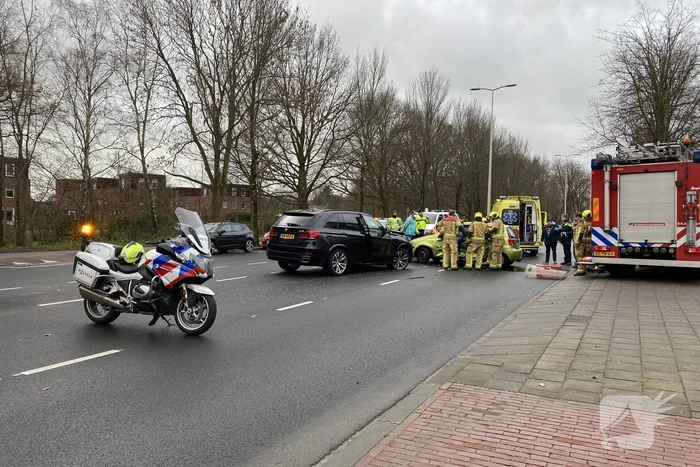 Gewonde bij aanrijding tussen twee auto's