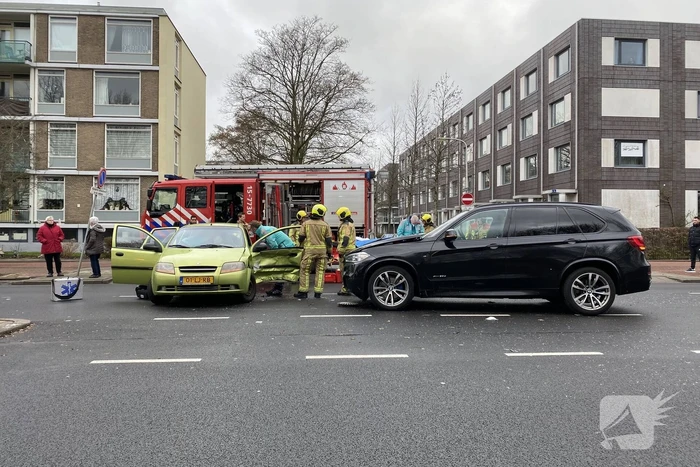 Gewonde bij aanrijding tussen twee auto's