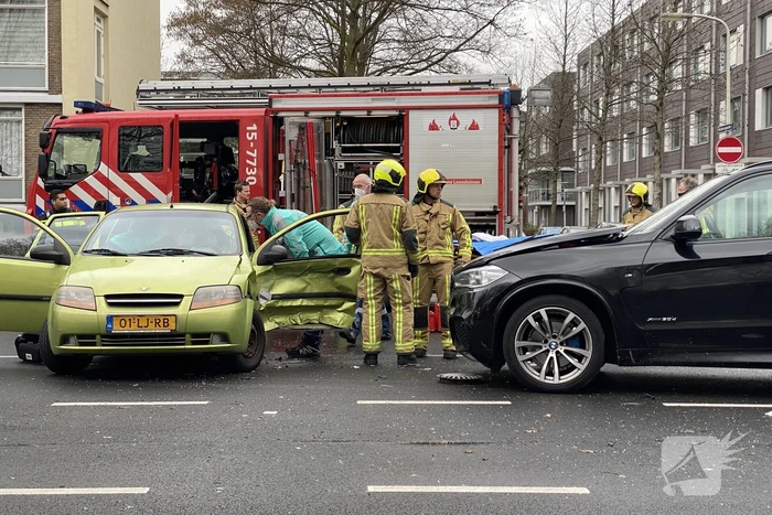 Gewonde bij aanrijding tussen twee auto's