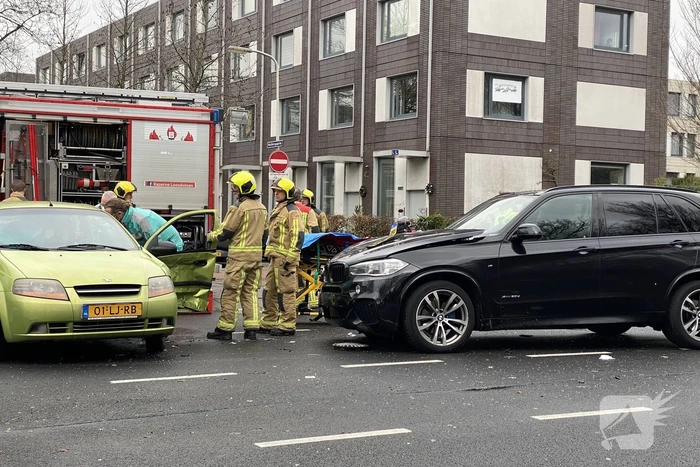 Gewonde bij aanrijding tussen twee auto's