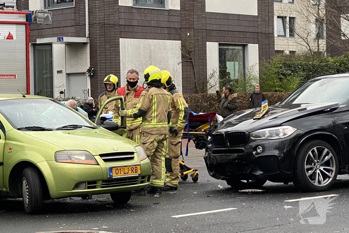 Gewonde bij aanrijding tussen twee auto's