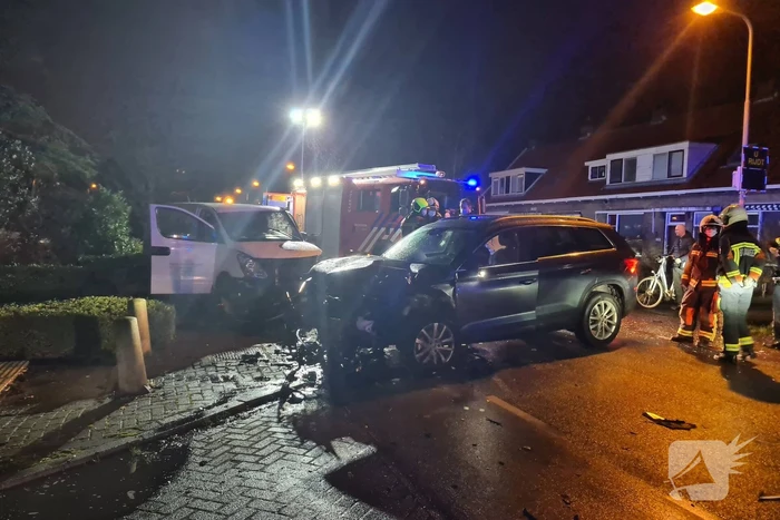 Frontale botsing tussen drie voertuigen